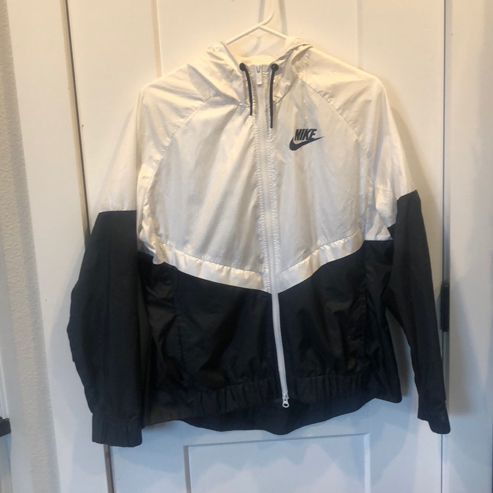 NIKE Women’s black and white wind breaker
